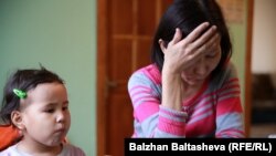 Айнур Коржунбаева (справа), дочь погибшей в результате самосожжения Светланы Тургумбаевой. Алматы, 10 апреля 2016 года.  