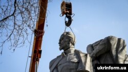 Дємантаж помніка Феліксу Дзяржынскаму ў Запарожжы ў сакавіку 2016 году. Ілюстрацыйнае фота