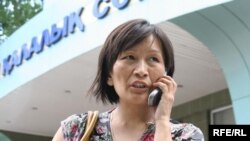 Зоя Нарымбаева, жена активиста оппозиции Ермека Нарымбаева,  у подъезда Алматинского  городского суда. Алматы, 19 мая 2010 года. 