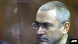 Kremliň ýiti tankyçysy Mihail Hodorkowskä salgyt we maliýe galplyklarynda aýyplama bildirilip, onuň türmä basylmagyny onuň tarapdarly syýasy taýdan matlaply ýörite gurnalan iş diýip hasaplaýarlar.