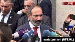 Премьер-министр Армении Никол Пашинян во время беседе с журналистами, Ереван, 21 мая 2018 г.