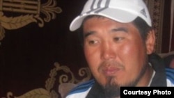 Максат Абакировдун бул сүрөтүн жергиликтүү айрым интернет булактары "Ачык саясат" гезитиндеги маеги менен кошо жарыялашты. 