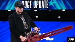 Илон Маск с бензопилой, 20 февраля 2025 года