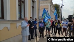 Владимир Жириновский Кыргызстандын Москвадагы элчилигинин астына акцияга чыкты. Москва. 10-август, 2021-жыл.