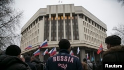 Русия яклы активистлар Кырым парламенты янында. 27 февраль, 2014. 