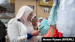 Байряците се нареждат в центъра на селото, за да се видят от всички.