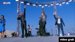 Зліва направо: Марина Кім, Денис Майданов, Ольга Кормухіна та Дмитро Харатьян на концерті з нагоди відкриття Керченського мосту. 15 травня 2018 року