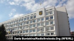 Міська рада дозволила користуватися громадським транспортом окремим категоріям працівників