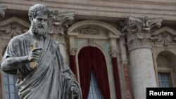 Завешаныя вокны базылікі сьвятога Пятра ў Рыме