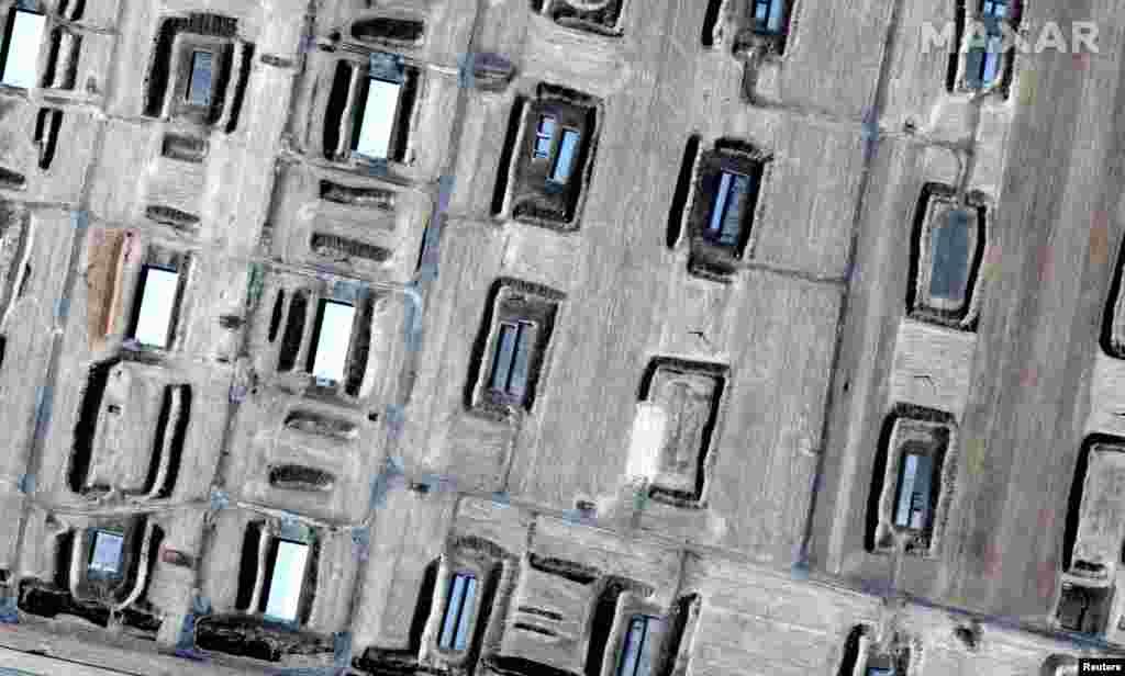 В ведомстве затрудняются сообщить, сколько взрывов прогремело в окрестностях Арыси. Вице-министр Дандыбаев заявлял, что их количество может достигать 40-50. По данным Минобороны, саперы обнаружили 70 неразорвавшихся снарядов и &quot;все очаги пожара&quot;. 26 июня режим чрезвычайной ситуации в Арыси был продлен еще на три дня. Город Арысь, с населением - по официальным данным - около 43 тысяч человек, был эвакуирован полностью. 39 тысяч покинули город самостоятельно. 26 тысяч, по сообщению акимата Шымкента, сейчас находятся в этом городе.&nbsp;&nbsp; &nbsp;