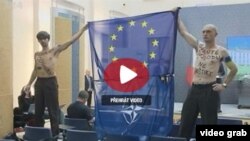 Кадр з відео прес-конференції у Празі