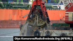Китайська компанія China Harbour Engineering Company Ltd. (CHEC) поглиблює дно в українському порту 