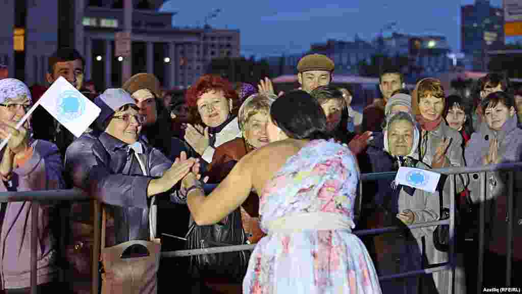 Камал театры каршында яңа сезон ачу тантанасы. Алинә Сафиуллина җырлый.