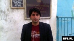 Эмин Гусейнов абакта отурган жаш активист  Эднан Хажизадеден кабар алганы түрмөгө барган учур. Апрель, 2010