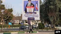 یک تابلو تبلیغاتی در قم برای تشویق مردم به شرکت در انتخابت، اسفند ۱۴۰۲