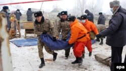 Каза болгондордун сөөгүн көтөрүп бараткан куткаруучулар. 16-январь, 2017-жыл.