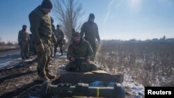 Український військовослужбовець готує ракетний комплекс Javelin до стрільби під час навчань поблизу Лимана на Донеччині
