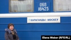 Поезд сообщением Караганда – Москва, отправляющийся с железнодорожного вокзала. Караганда, 25 октября 2010 года.