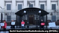 Близько десятка учасників акції прийшли до посольства з плакатами
