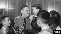 Поэт Сергей Михалков с пионерами в Георгиевском зале Кремля, 1954 год