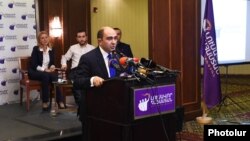 Էդմոն Մարուքյանը ելույթ է ունենում «Լուսավոր Հայաստան»-ի առաջին համագումարում, 12-ը դեկտեմբերի, 2015թ. 