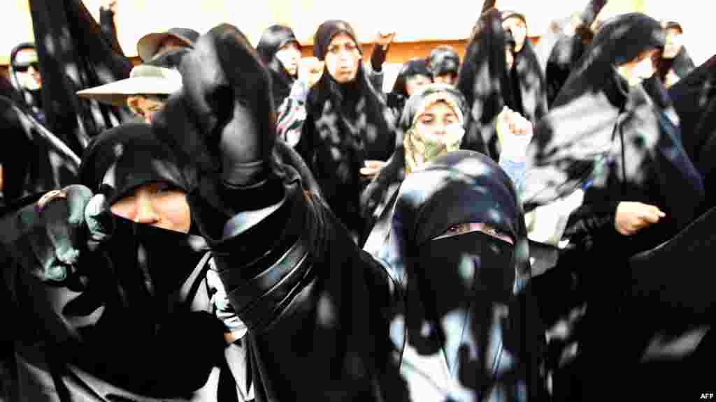 20 сентябрьдә Иран хатын-кызлары Тәһрандагы Франция илчелеге янында бер француз басмасының Мөхәммәт пәйгамбәрне шәрә итеп сүрәтләвенә ризасызлык белдерә.