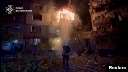 Рятувальники гасять пожежу, яка виникла після російського удару в Запоріжжі, 22 жовтня 2025 року