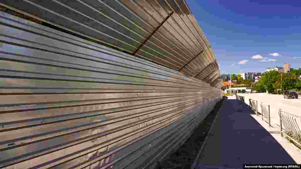 З боку вулиці Гурзуфська теж поставили металопрофіль, хоча минулого року будівельники звели суцільний кам&#39;яний паркан. Підконтрольна Кремлю влада Криму змусила інвестора його знести