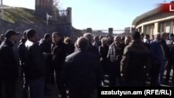 Родственники пропавших без вести военнослужащих у здания Минобороны, 24  ноября 2020 г. 