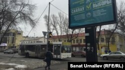 Предвыборный билборд на улице города. Уральск. Иллюстративное фото.  