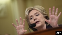 هیلاری کلینتون همواره از عملکرد خود در مقام وزیر خارجه آمریکا و تصمیماتش در زمان حمله بنغازی دفاع کرده است