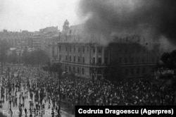 Una dintre primele mari manifestații postcomuniste a fost Mineriada. În imagine, zona Universitate, București (iunie 1990).