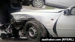 Illýustrasiýa suraty. Ýol heläkçiliginde zyýan çeken ulaglar. Arhiwden alyndy.