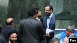 محمد عباسی، نخستین وزیر ورزش جمهوری اسلامی در حال دیده‌بوسی با نماینده بوکان