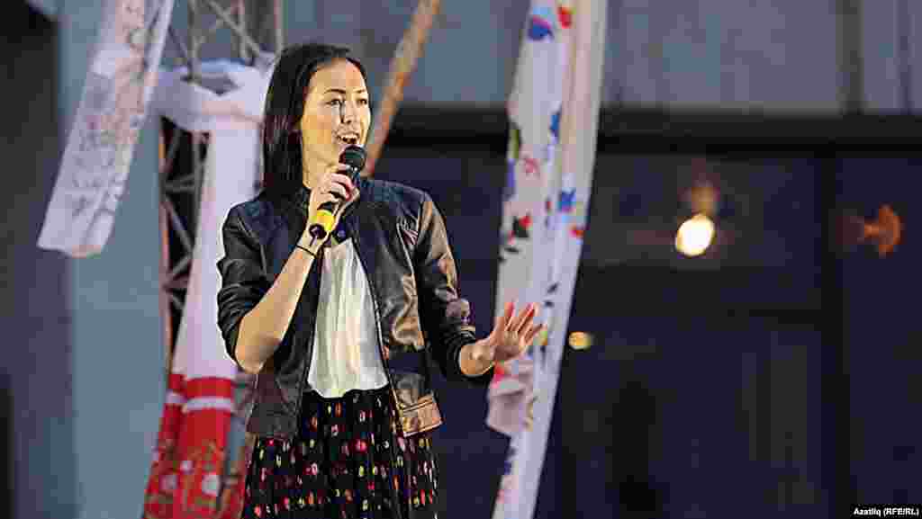 Камал театры каршында яңа сезон ачу тантанасы. Гөлназ Батталова җырлый.&nbsp;