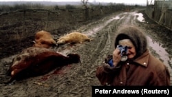 Нохчийчоь -- Оьрсийн эскарш чекхдоьвллачу Семашкахь белхарца схьайогIуш ю йоккха стаг. ГIура-бутт, 1994 шо.