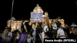 Սերբիա - Ցուցարարները խորհրդարանի շենքի դիմաց, Բելգրադ, 9-ը հուլիսի, 2020թ.