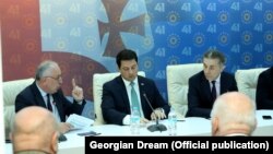 Слева направо: мажоритарный депутат Дмитрий Хундадзе, спикер парламента Арчил Талаквадзе и председатель партии «Грузинская мечта» Бидзина Иванишвили 