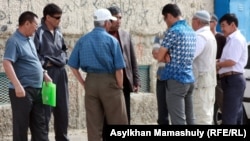 Бывшие работники компании "Каражанбасмунай", продолжающие забастовку. Актау, 8 мая 2012 года.   