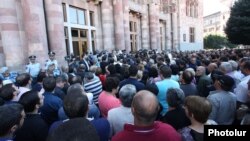 ՓՄՁ ներկայացուցիչների բողոքի ակցիան Կառավարության շենքի դիմաց, սեպտեմբեր, 2014թ․