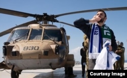 ماتان انگرست با بالگردی که فرمانده نیروی هوایی اسرائیل به افتخار او آن را خلبانی کرد، از مرز غزه به بیمارستان در تل‌آویو منتقل شد، عکس از ارتش اسرائیل