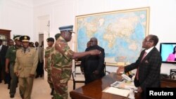 Роберт Мугабе армия  жана полиция  башчылары  менен. Хараре, 19-ноябрь, 2017-жыл. 