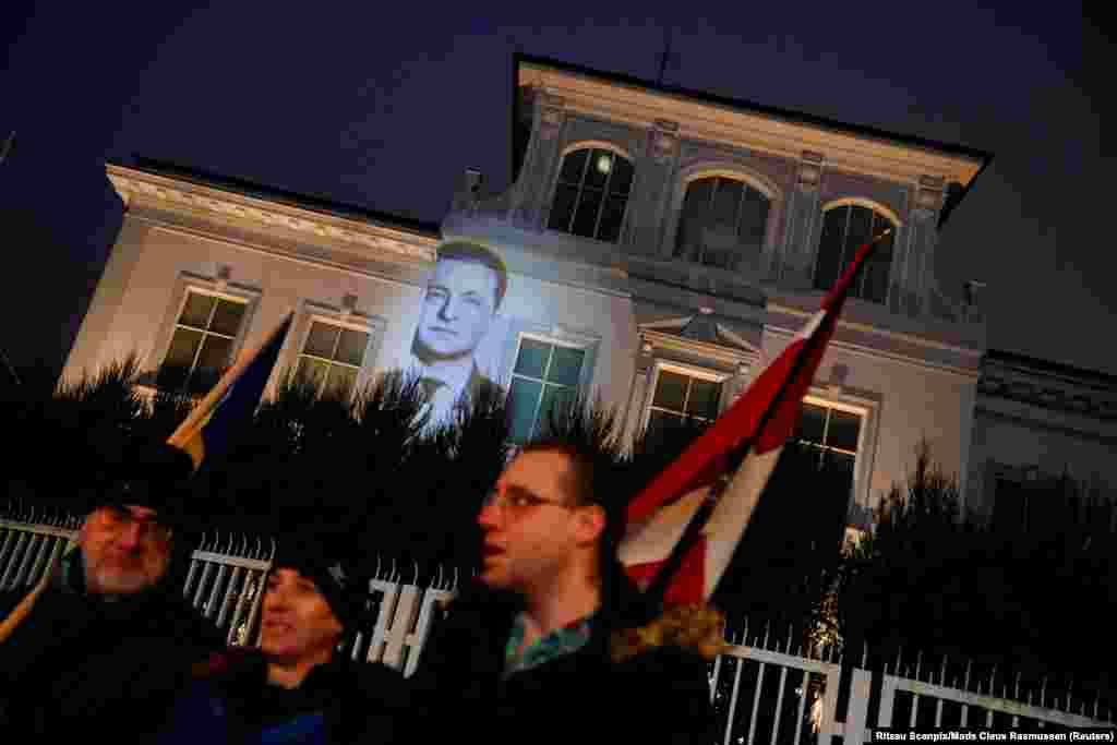 تصویری از ولودیمیر زلنسکی، رئیس‌جمهور اوکراین، در فوریه ۲۰۲۳ بر روی سفارت روسیه در کپنهاگ، دانمارک، نمایش داده می‌شود.