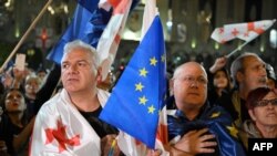 Грузиянын жана Евробиримдиктин желегин көтөргөн демонстранттар. 17-апрель, 2024-жыл.