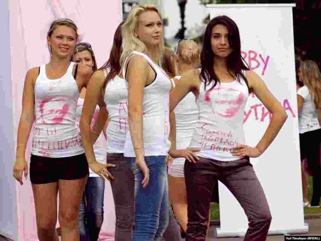 Jurnalistlərin qarşısından keçən qızlar dualar oxuyub, "Putin!" şüalrarı səsləndirib, öpüş göndəriblər.  