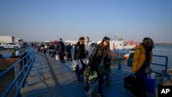 Ілюстраційне фото. Біженці перетинають кордон з України до Румунії, березень 2022 року