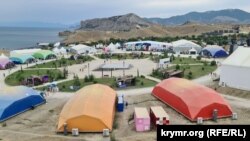 «Таврида.АРТ» – від ліберальних цінностей до російської пропаганди мілітаризму (фотогалерея)