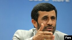 احمدی نژاد:«دشمنان خارجی و متحدان داخلی آنها را مسئول گرانی مسکن در ایران دانست.»