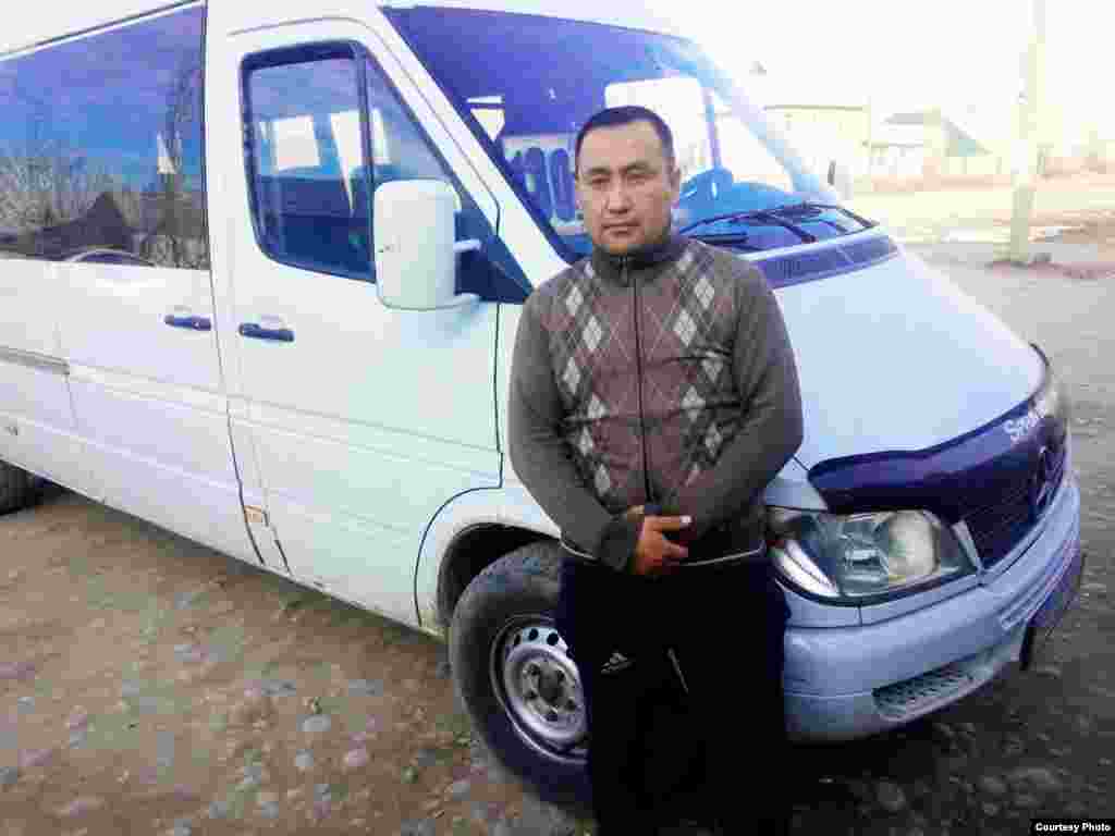 Замир байке 130-микроавтобустун айдоочусу. Мен, Бейшенбаев Айтемир бул сүрөт&nbsp;менен коомчулукка маршрутканын айдоочулары деле биздей адамдар экенин, алардын да үй-бүлөсү барын эстетип, аларга карата мамилебизди оңдоого чакырам. Себеби бул байкелердин күчү менен биз көптөгөн жумуштарыбызды бүтүрүп жатпайбызбы. Элдин баарында эле эки-үчтөн машине жок да.