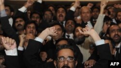 Пакистандык соттор Жогорку Соттун төрагасы Ифтикар Мохаммед Чоудринин Улуттук элдешүү жөнүндөгү декретти жокко чыгарган чечимин колдошуп, президент Зарданини отставкага кетүүгө чакырышууда. Исламабад. 16-декабрь, 2009